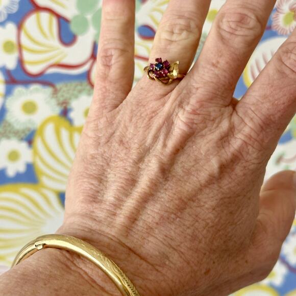 Vintage 14 K flower ruby and sapphire ring - Picture 5 of 9